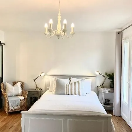 Stunning Bedroom Overlooking The Charente Privatunterkunft *