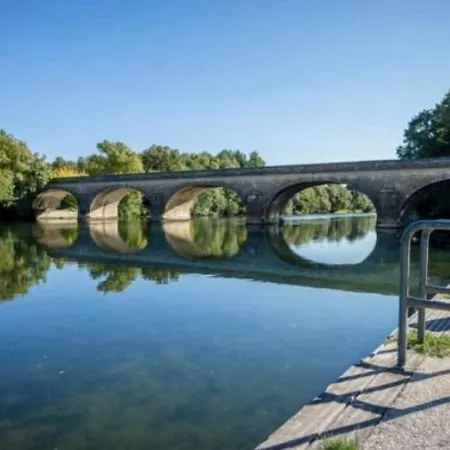 Stunning Bedroom Overlooking The Charente Privatunterkunft
